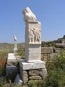 Deux phallus devant le sanctuaire de Dionysos à Délos.