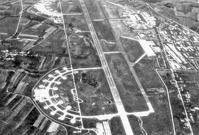 Vue aérienne de la base à l'automne 1956.