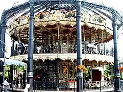 Carrousel de chevaux de bois à double étage