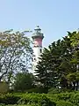 Le phare de Ouistreham vu de la rue Marthe Janvier.