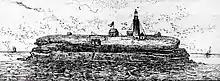 Dessin du rocher qui est proche avec le phare, comporte les étais, et des petits bâtiments, nombreux oiseaux autour et à l'horizon un bateau à droite et un autre à gauche