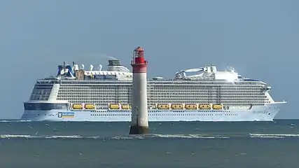 L' Anthem of the Seas de la Royal Caribbean International vient de quitter La Rochelle, et passe devant le phare de Chauveau le 6 septembre 2022.