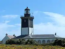 Phare de Pen-Menainsi que l'enclos, les façades et toitures des bâtiments annexes - incluant le bâtiment de la sirène de brume