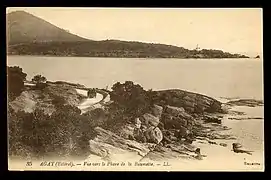 Carte postale noir et blanc. Au premier plan route dans les rochers, au-delà de la mer montagne.