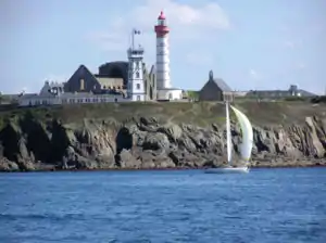 La pointe Saint-Mathieu avec son sémaphore, son phare et les ruines de l'abbaye.