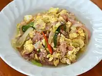 Phat naem sai khai est un plat composé de naem sauté avec des œufs.