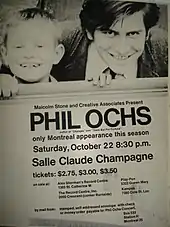 Photo en noir et blanc d'un homme souriant aux côtés d'un petit garçon tenant une affiche de concert