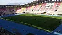 Intérieur du stade avec la piste d'athlétisme.