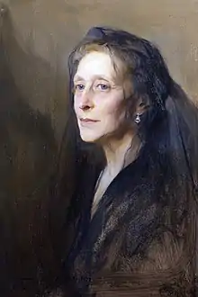 Portrait de trois-quarts représentant une femme âgée portant le deuil.