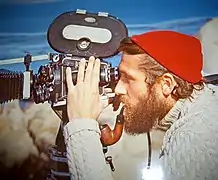 Philippe Cousteau caméra au poing durant une expédition.