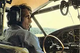 Philippe Cousteau pilotant un hydravion PBY sur le lac Victoria en Ouganda, en juillet 1978.