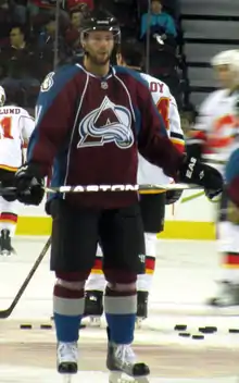 Dupuis avec le maillot rouge de l'Avalanche du Colorado