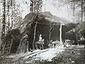 Hutte de sabotiers. Huelgoat (photographie de Philippe Tassier, entre 1908 et 1912).