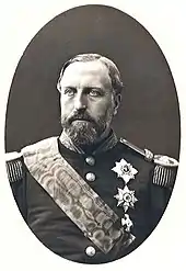 photographie représentant le comte de Flandre en uniforme et portant des décorations militaires