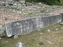 longue plaque de marbre gravée
