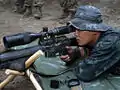 Un tireur d'élite du PMC en 2007 avec un Marine Scout Sniper Rifle (en), fusil de précision dérivé du M16A1