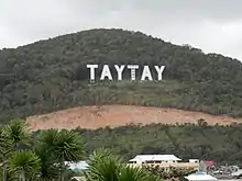 Philippines, Palawan, signe Taytay en lettres blanches imitant le panneau Hollywood.