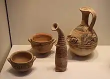 Vases de différentes formes peints de motifs linéaires et sinueux.