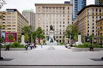 Description de l'image Phillips Square, Montreal, Sep 06 2022.jpg.