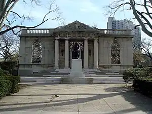Réplique de la façade à l'entrée du Rodin Museum de Philadelphie.