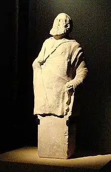 Sculpture d'un vieil homme, pilier hermaïque de calcaire trouvé dans le gymnase, IIe siècle av. J.-C.