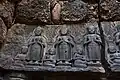 5 bouddhas debout, sur le linteau de la porte Sud du Prang Brahmadatta (détail)