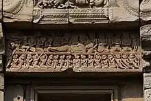 Linteau de l'entrée Ouest de la tour principale: Lakshmana, percé par une flèche, est entouré par des singes (scène du Râmâyana)