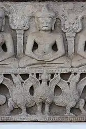 Détail d'un linteau khmer trouvé au Prasat Hin Phimai, style du Bayon: Bouddha en méditation sur des oies Hamsas