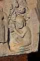 Détail d'un linteau khmer, trouvé au Prasat Hin Phimai, style d'Angkor Vat, XIIe siècle : dévot écoutant l'enseignement de Bouddha