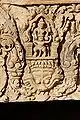 Détail d'un linteau khmer, trouvé au Prasat Bai Baek, style du Baphuon, XIe siècle : Vishnou sur Garuda, surmontant un Kala.