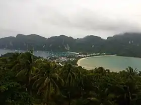 Tombolo de l'ile de Koh Phi Phi Don dans la mer d'Andaman en Thaïlande.