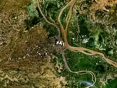 Le Mékong à Phnom Penh : le Tonlé Sap est visible en haut à gauche, le Bassac en bas au milieu.