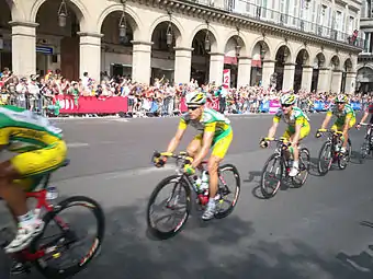 Équipe cycliste Phonak, rue de Rivoli, lors du passage du Tour de France 2006.