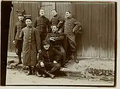 Photo du 132e RI vers 1907-1910, uniformes utilisés avant 1914. Le soldat avec les épaulettes est en « grande tenue », tenue de garde ou de défilé.