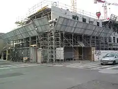 Construction de l'immeuble au-dessus de la station de métro. À gauche le boulevard Jacques Cartier et à droite la rue de l'Alma.