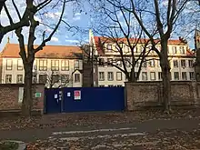 Photographie couleur d'un bâtiment situé derrière un mur