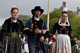 Costumes masculins et féminins de différentes modes du pays Glazik.
