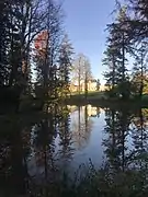 Vue à l'automne du château depuis l'étang.