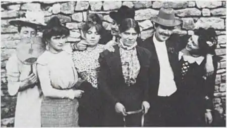 Julie Manet, Jeannine et Paule Gobillard, Jeanne Baudot (déguisée en homme) et sa cousine Jeanne Clément. Derrière Paule, Jacques Drogue. Julie Manet et des amis à Givry en Bourgogne lors d'un séjour chez des parents de Jeanne Baudot en 1899.