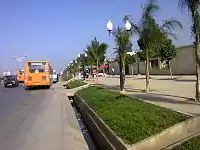 Vue sur le boulevard juxtaposant l'université.