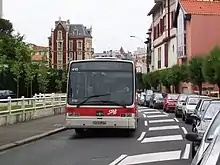 Photographie en couleurs représentant un bus.