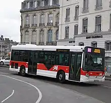 Photographie en couleurs représentant un bus.