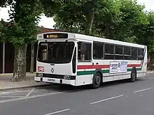 Photographie en couleurs représentant un bus.