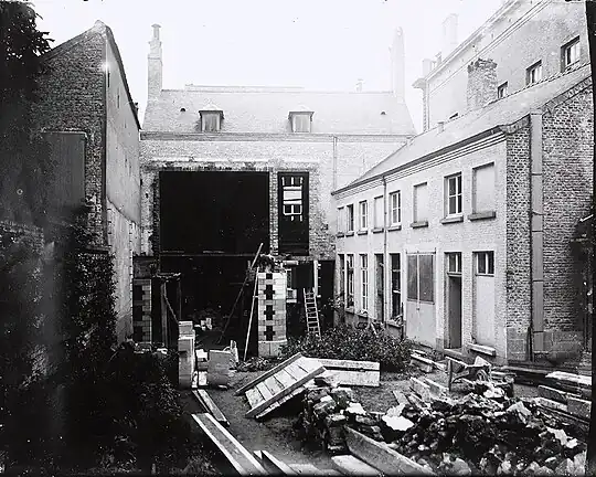 Photographie de la façade de la maison de Léon Losseau depuis la rue de Nimy et pendant les travaux.