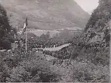 Pose de la première pierre du monument des maquis de l'Ain par Charles de Gaulle à Cerdon (Ain). Des centaines de personnes sont présentes sur le site pour assister à l'événement.