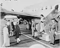 Jawaharlal Nehru, premier ministre d'Inde, en churidar lors de sa réception par le président américain Harry S. Truman à son arrivée au National Airport, Washington DC, octobre 1949