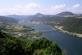 Le barrage de Caramany avec à gauche la commune de Caramany, au fond à gauche celles de Trilla et Ansignan et à droite celle de Lansac