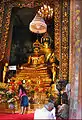 La statue de Phra Phuttha Chinnasi dans la salle principale du sanctuaire. Les cendres du roi Rama IX sont conservées sous la base d'une statue de Bouddha
