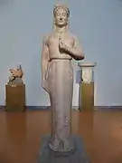 Phrasikleïa, korè polychrome, v. 550 av. J.-C. Musée national archéologique d'Athènes.