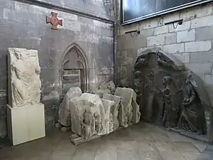 Photo des éléments démontés du tympan du portail Saint-Siméon